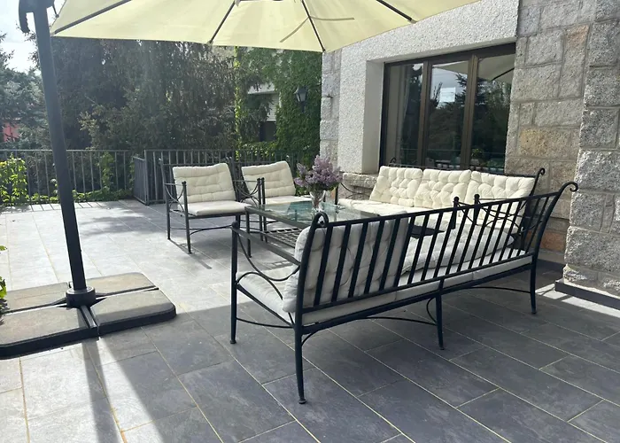 Los Cedros, gran chalet con piscina y apartamento en Navacerrada