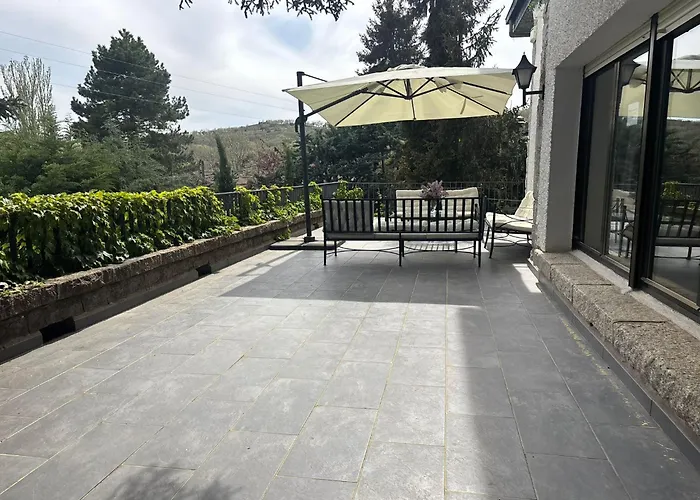 Los Cedros, gran chalet con piscina y apartamento en Navacerrada